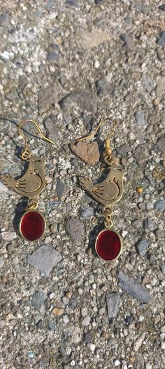Vintage jewelry is sold individually for 5 to 10 euros