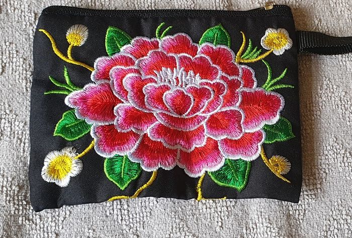 New - A Pretty Zipped Coin Wallet - #
