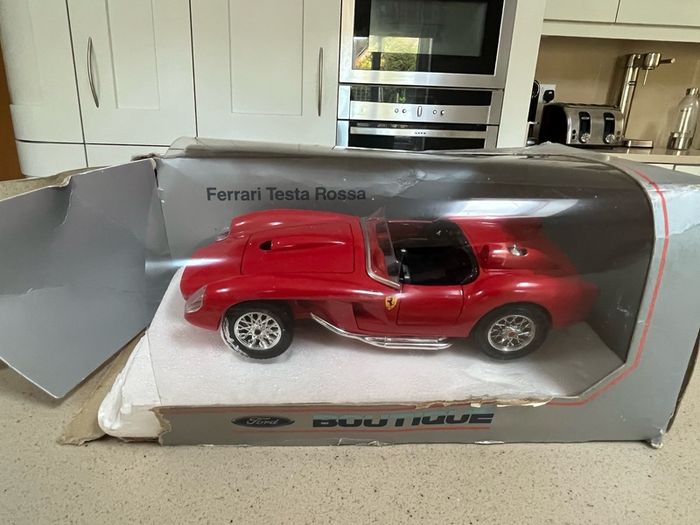 Ferrari Testarossa 250 Scale 1/24 Ford Dealer Burago