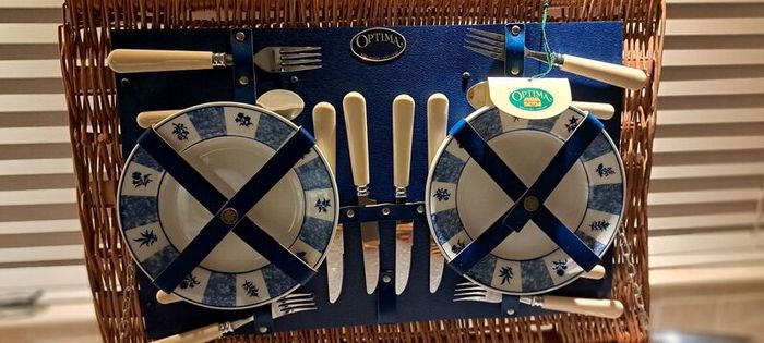 picnic basket for 4 brand new with tag