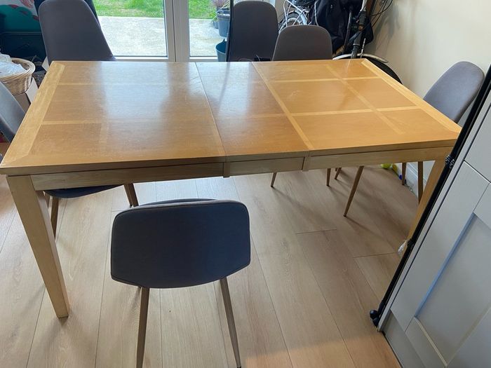 Extendable dining table