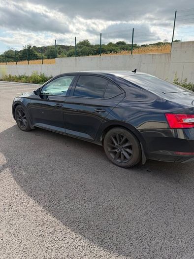 Skoda Superb black edition