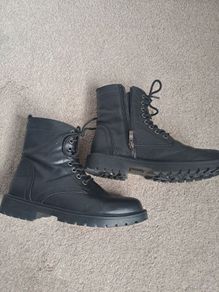 Black boots UK7