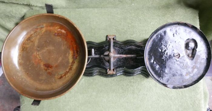 Vintage Libra Scale Co. Made In England Black & Gold Balance Weighing Scales Kitchen Baking Cast Iron Brass Metalware Heavy Antique