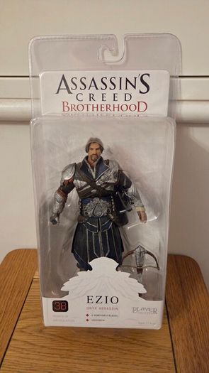 Assassin's Creed Brotherhood Ezio Ebony Assassin Unhooded