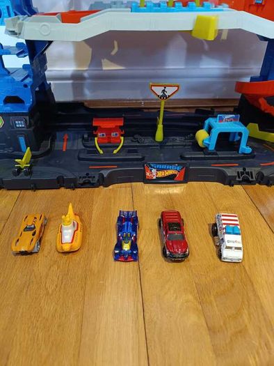 Hot wheels ultimate garage
