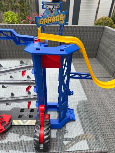 Monster Jam Garage Playset
