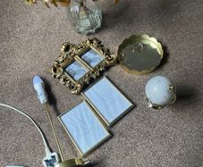 gold frames, Lamp and decor