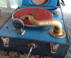 Gramophone wind up record player