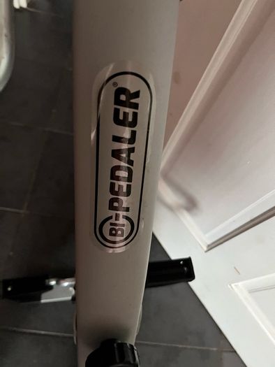 Bipedal exercise bike