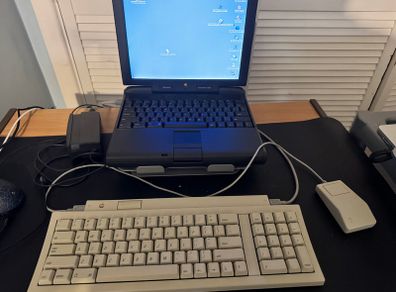 RETRO Apple Powerbook 3400c (1997) with mouse and keyboard