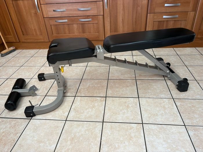 Heavy, Large Highly Versatile Weight Bench, Fully Adjustable!!
