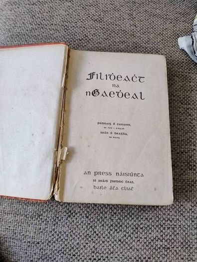 Filidheacht na nGaedheal Notai 1940 Irish Poetry Notes by Padraig O Canainn hardback in well used condition with all pages intact FREE STANDARD POSTAGE INCLUDED