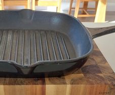 Cast iron grill pan