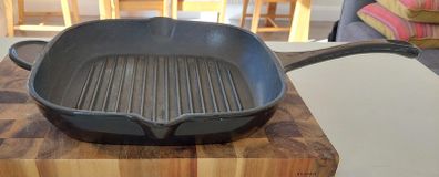 Cast iron grill pan