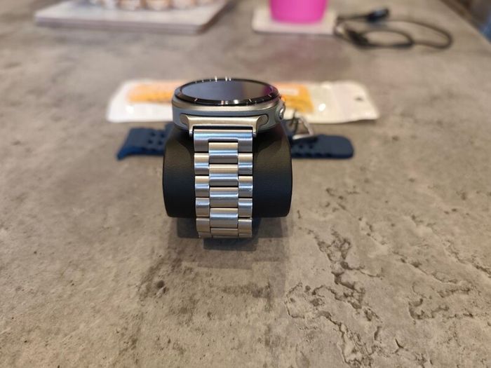 Samsung Watch Ultra 2025 as new with metal strap and 2 more straps