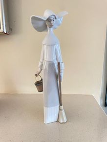 Lladro 5552 Morning Chores Vintage Porcelain Figurine in White Gloss - RARE FIND