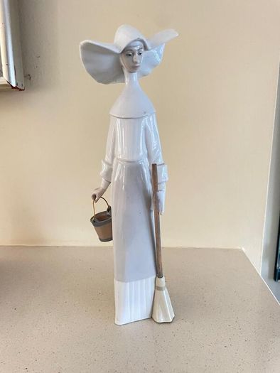 Lladro 5552 Morning Chores Vintage Porcelain Figurine in White Gloss - RARE FIND