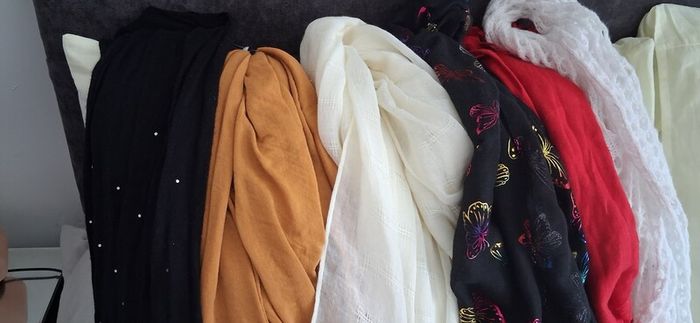 Loads scarfs