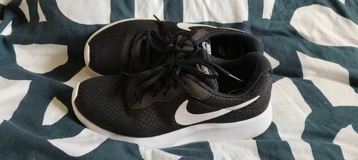 Nike Tanjun Black White. Size 7