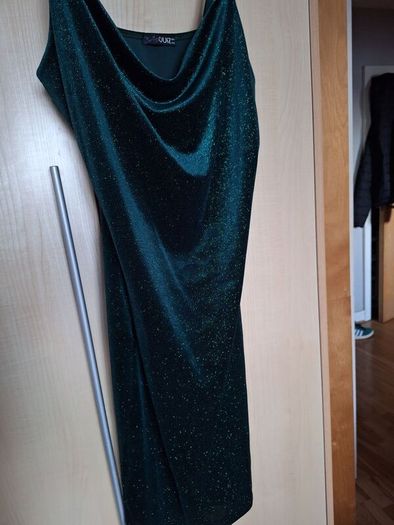 green dress