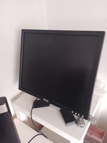 Monitor Dell, comes with power cable and VGA
