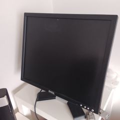 Monitor Dell, comes with power cable and VGA