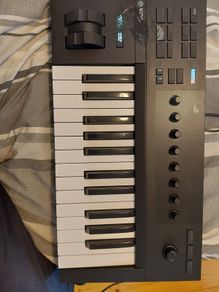 KOMPLETE KONTROL A25 Keyboard Controller, working fine, comes with USB Cable