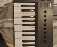 KOMPLETE KONTROL A25 Keyboard Controller, working fine, comes with USB Cable