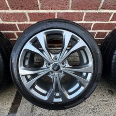 Set of 4 Ford Alloy Wheels with Tires  800  For