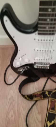 lefthand electric guitar and 20 watts amp