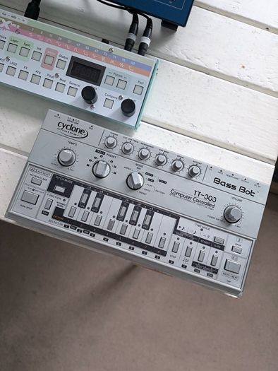 Cyclone Analogic TT-303 Bass Bot V1