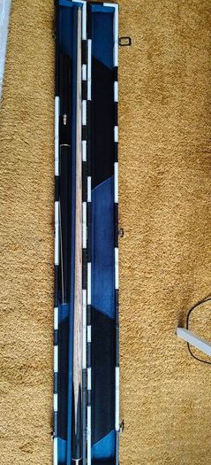 snooker cue with case