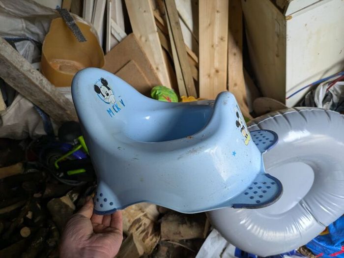 boys toilet trailing urinal