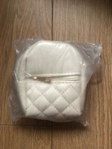 White mini backpack with key ring and 2 zipped pockets