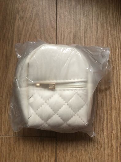 White mini backpack with key ring and 2 zipped pockets