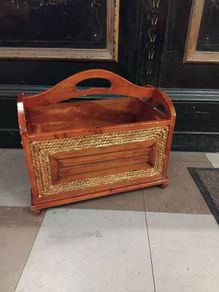 Magazine or vinyl record Holder