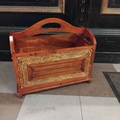 Magazine or vinyl record Holder