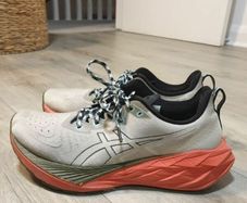 Asics novablast 4 size uk 9,5 ( eu 44,5)