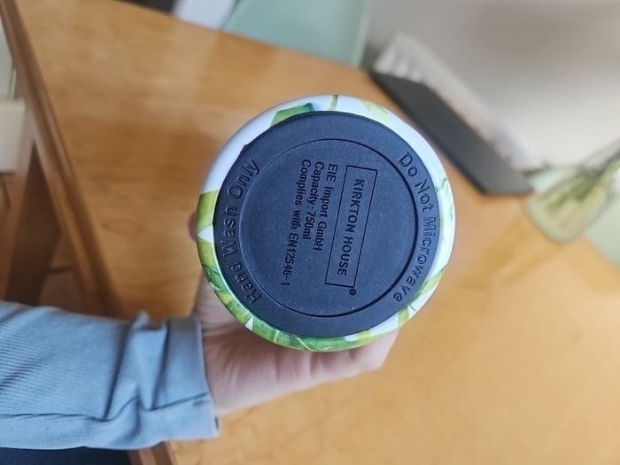 Insulating water bottle
