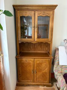 Traditional display cabinet