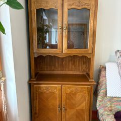 Traditional display cabinet