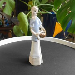 Spanish porcelain figurine  - Woman with a basket