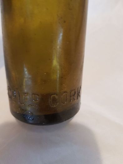 Woodford bourne co Ltd cork bottle,,little chip on rim see condition,,collectors item, price includes post to anywhere in ireland thank you,take as is.