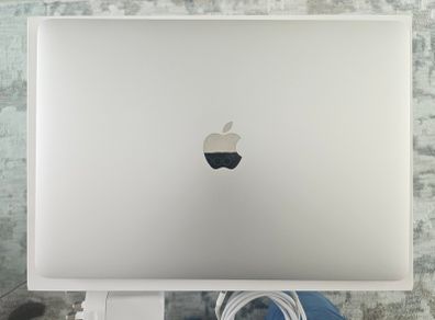 Apple Macbook Pro  2017 Excellent Condition. Intel i5-6267U 2.9GHz 8GB RAM