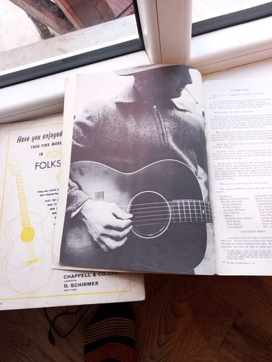 The folksiger's Guitar guide songs book/instruction manual by Jerry silveman