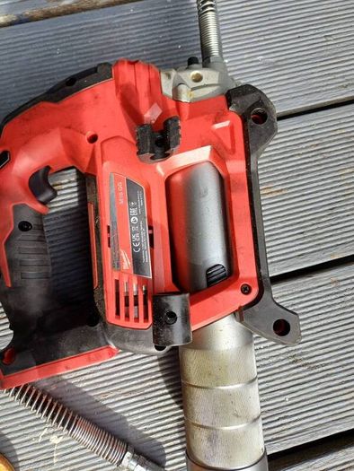 Milwaukee M18 18V Cordless Grease Gun (M18 GG) - Body Only
