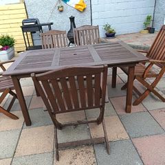 garden table and chairs