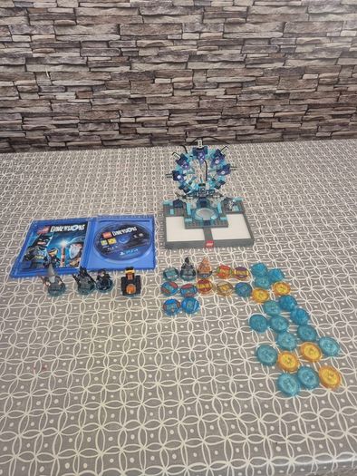 Lego dimensions starter pack,. Plus comes with extras, lego batman movie character and level pack, plus some extra character packs