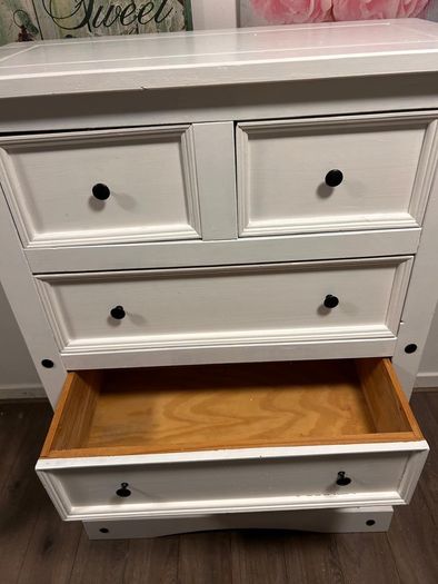 White chest of drawers